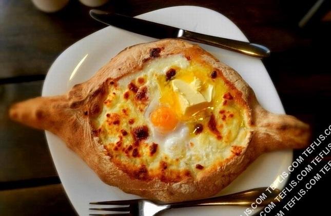خاچاپوری آجارولی، یکی از غذاهای سنتی در گرجستان خاچاپوری آجارولی، یکی از غذاهای سنتی در گرجستان