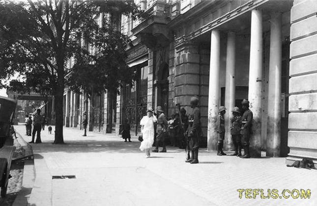 سربازان انگلیسی در خیابان روستاولی، 1920 میلادی