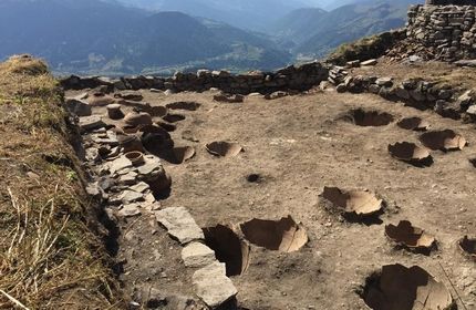 کشف 43 کوزه خاک رس قدیمی در قلعه خیخانی، واقع در غرب گرجستان