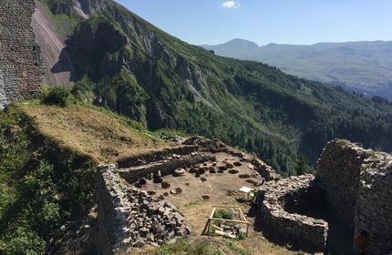 کشف 43 کوزه خاک رس قدیمی در قلعه خیخانی، واقع در غرب گرجستان