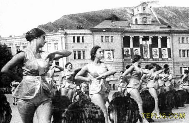 زنان در جشن های اتحاد جماهیر شوروی، میدان لنین، 1930 میلادی