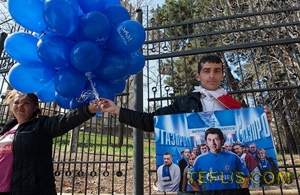 تشکیل زنجیره انسانی مردم گرجستان در مخالفت با خرید گاز از روسیه